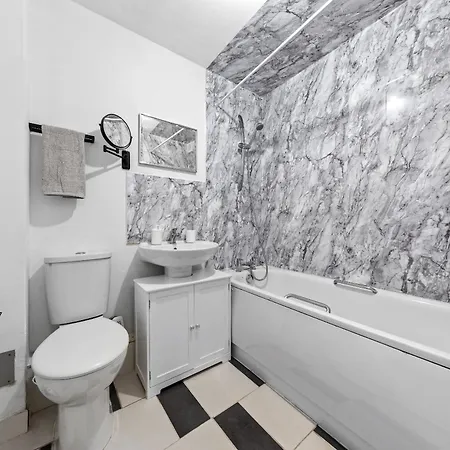 City Centre Fbs Spacious Flat Londen Buitenkant foto